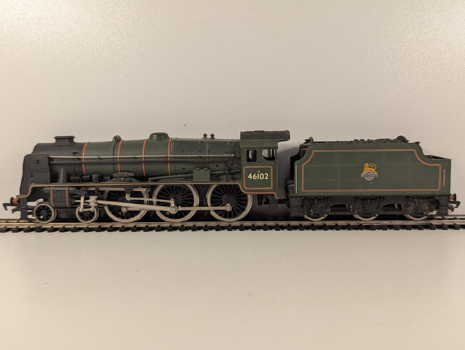 Mainline 37-057 BR Rebuilt Royal Scot 4-6-0 No.46102 "Black Watch" OO Gauge