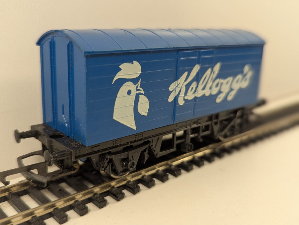 Hornby R222 OO Gauge Kelloggs Closed Van Wagon