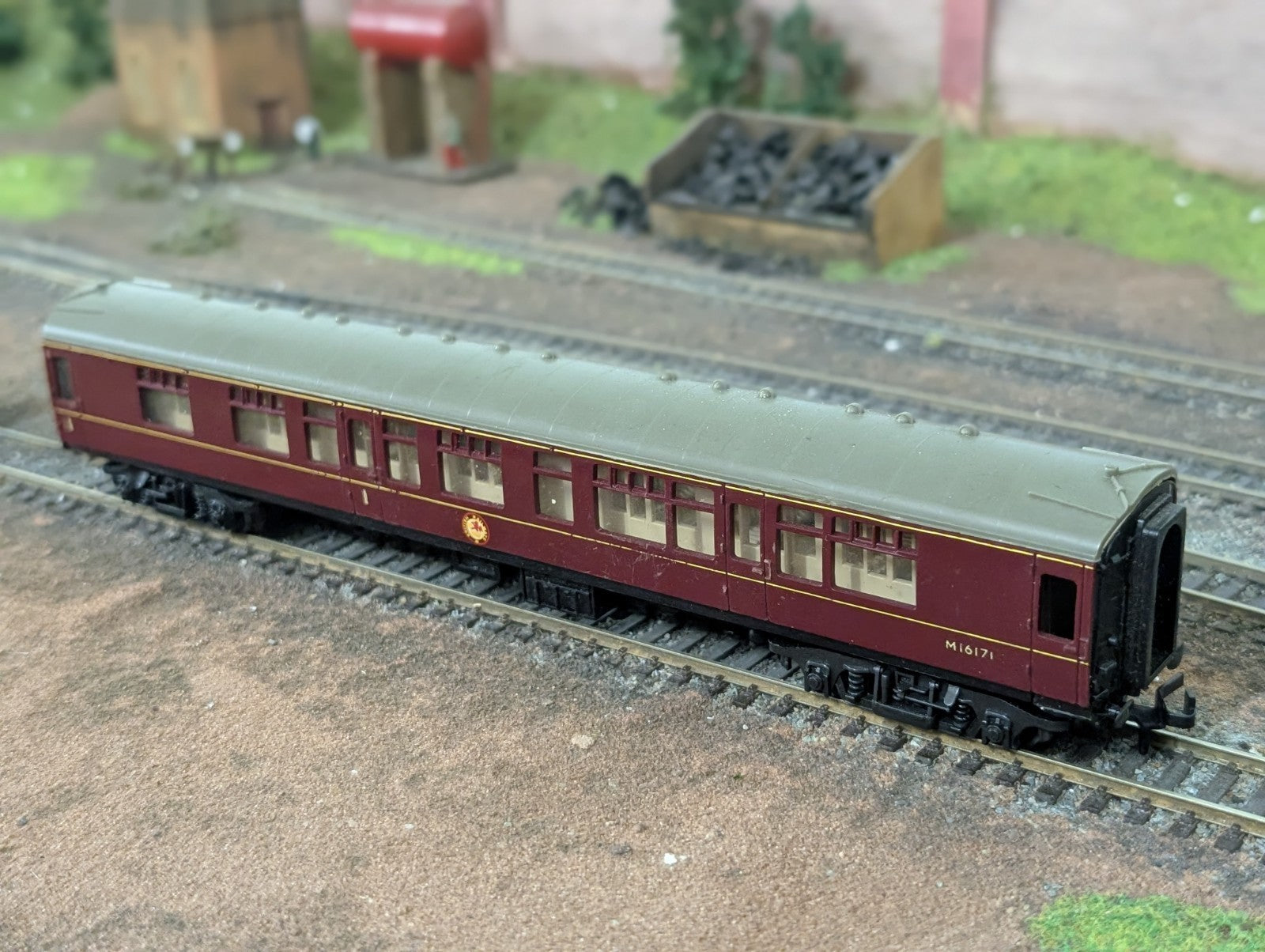 Trix Mk1 Composite Corridor M16171 in BR Maroon OO Gauge