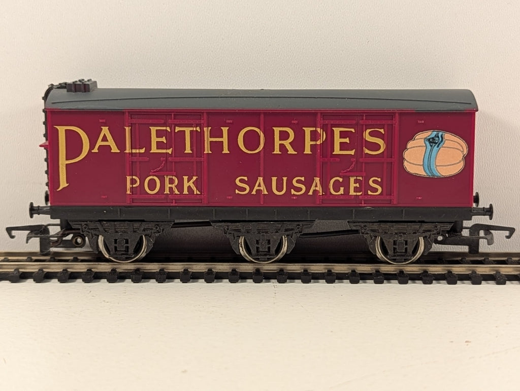 Hornby OO Gauge Palethorpes Pork Sausages 6-Wheel Closed Van