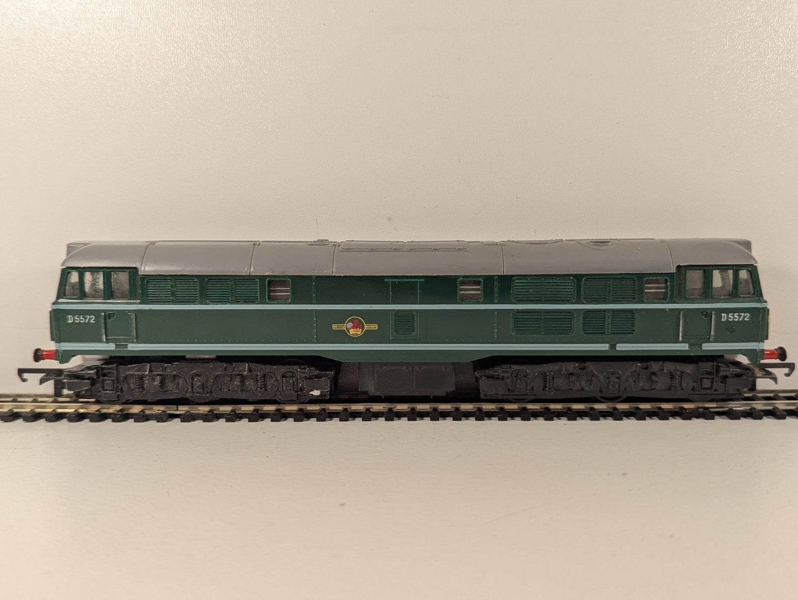 Tri-ang R.357  Class 31 Locomotive D5572 BR Green