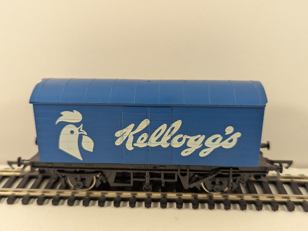 Hornby R222 OO Gauge Kelloggs Closed Van Wagon