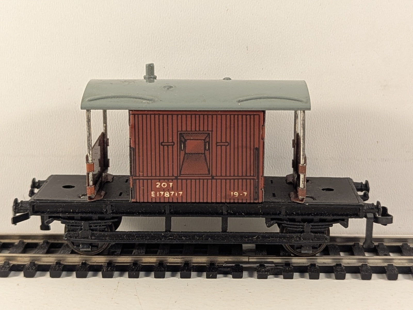 Hornby Dublo OO Gauge BR Standard 20-Ton Brake Van - Wrong Box