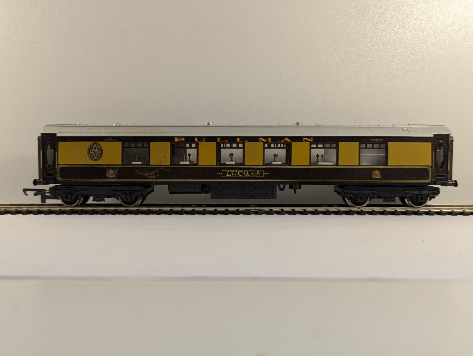 Hornby OO Gauge Pullman First Class Parlour Car "Lucille" - Missing Coupler
