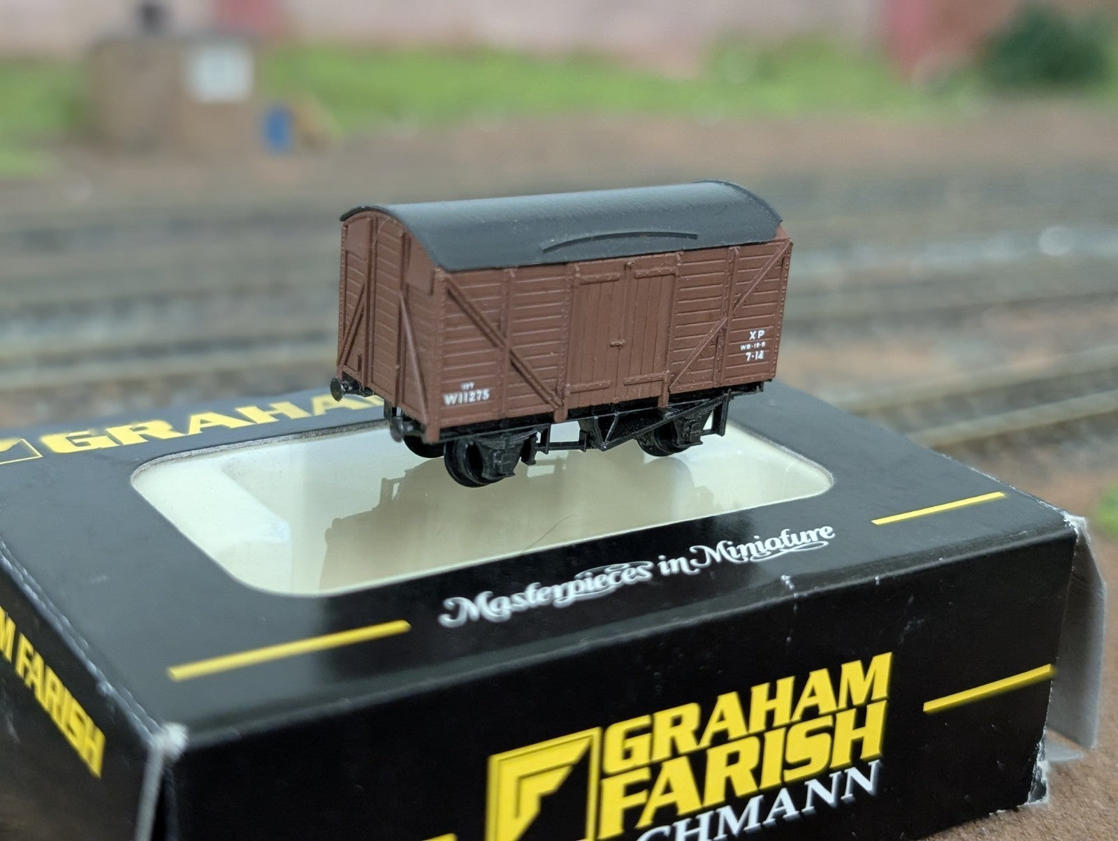 Peco NR-43B N Gauge BR Twin Vent Van W1127 - Missing Couplings