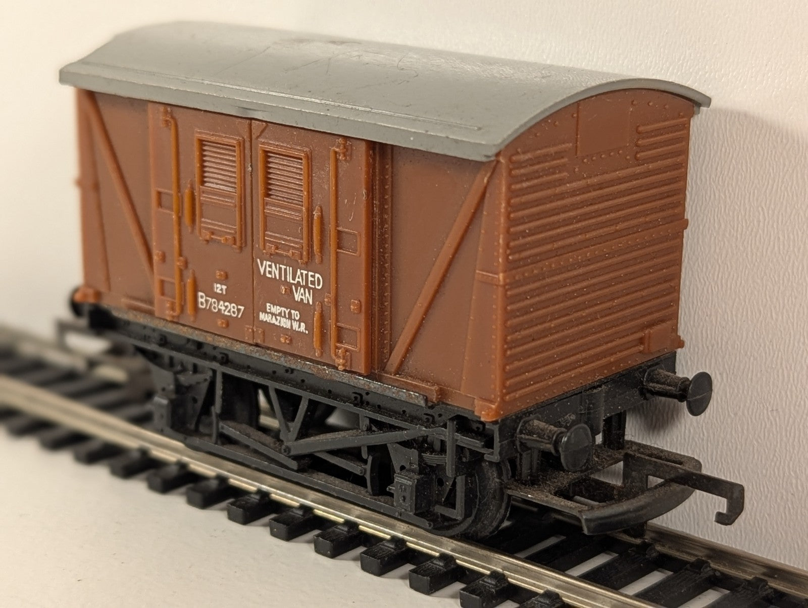 Hornby R011 BR Ventilated Van OO Gauge
