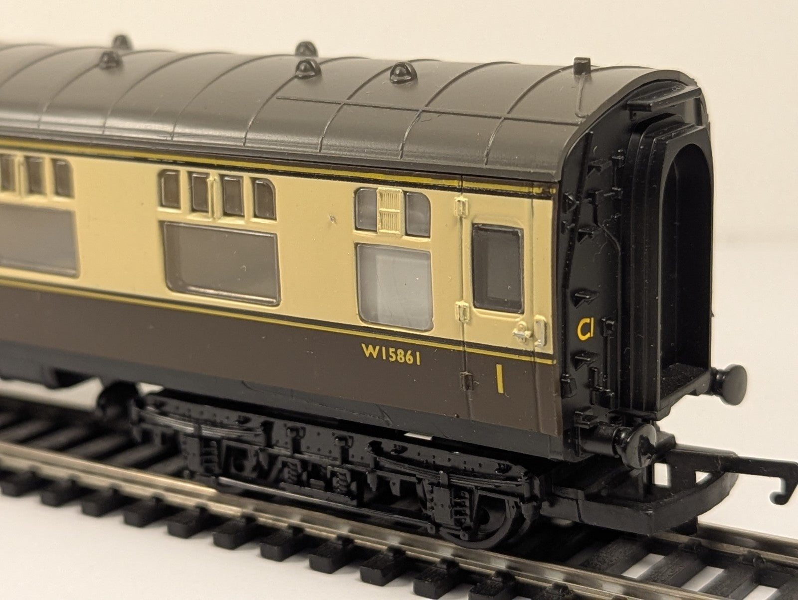 Hornby OO Gauge Hawksworth Corridor Third Passenger Coach W15861