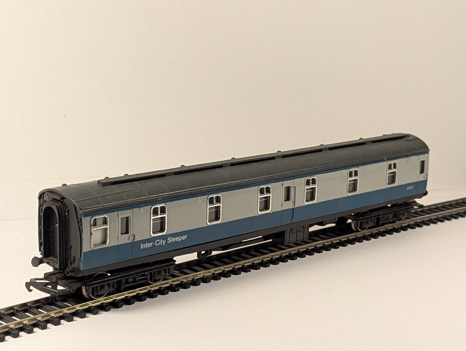 Hornby OO Gauge BR Mk1 Sleeper Coach Passenger Coach 2510 BR Blue & Grey R328