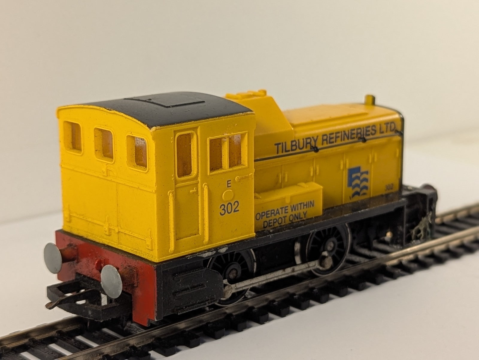 Hornby R801 Class 06 Shunter 'Tilbury Refineries' Yellow Diesel Locomotive