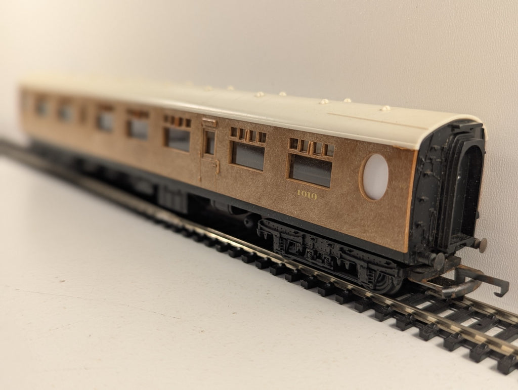Hornby R745 OO Gauge LNER Teak Full Third Coach