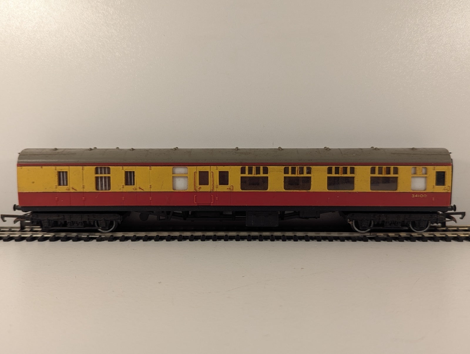 Tri-ang Hornby R627 OO Gauge BR Brake 2nd Coach 34100