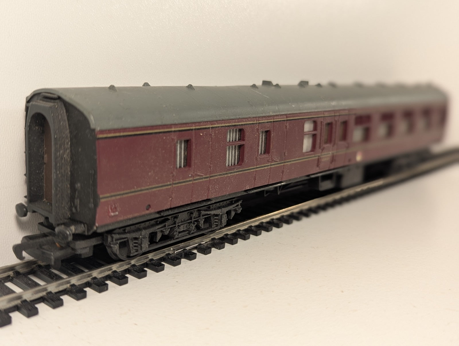 Mainline OO Gauge BR Mk1 Full Brake Coach Maroon
