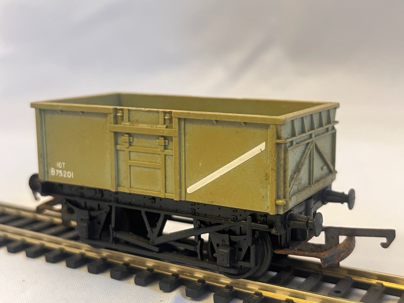 Hornby R243 OO Gauge Mineral Wagon Grey