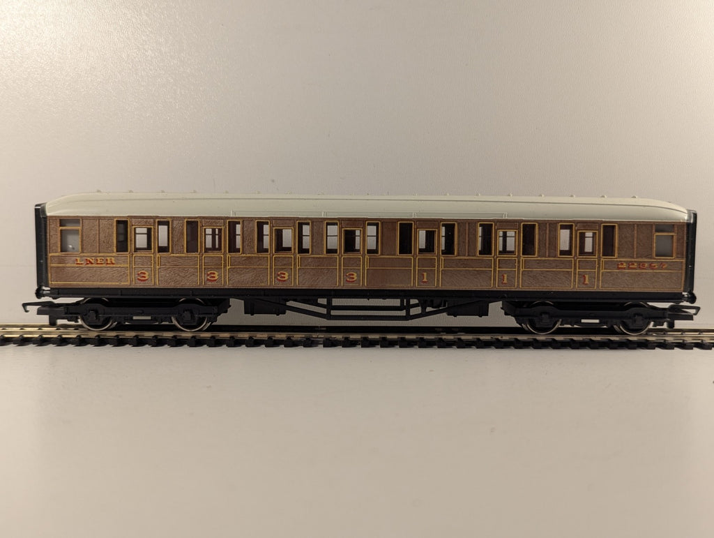 Hornby OO Gauge LNER Composite Coach Passenger Coach 22357 LNER Teak