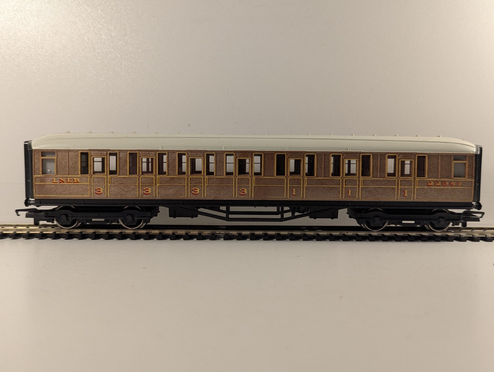 Hornby OO Gauge LNER Composite Coach Passenger Coach 22357 LNER Teak