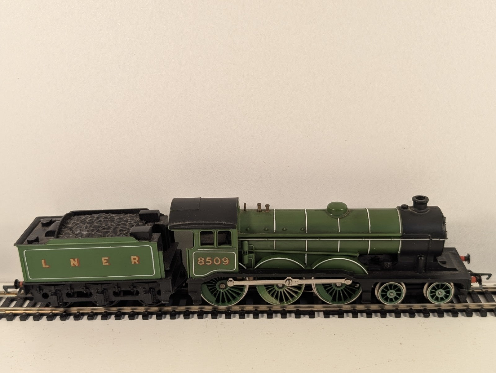 Hornby R866 OO Gauge Class B12 4-6-0 LNER Apple Green