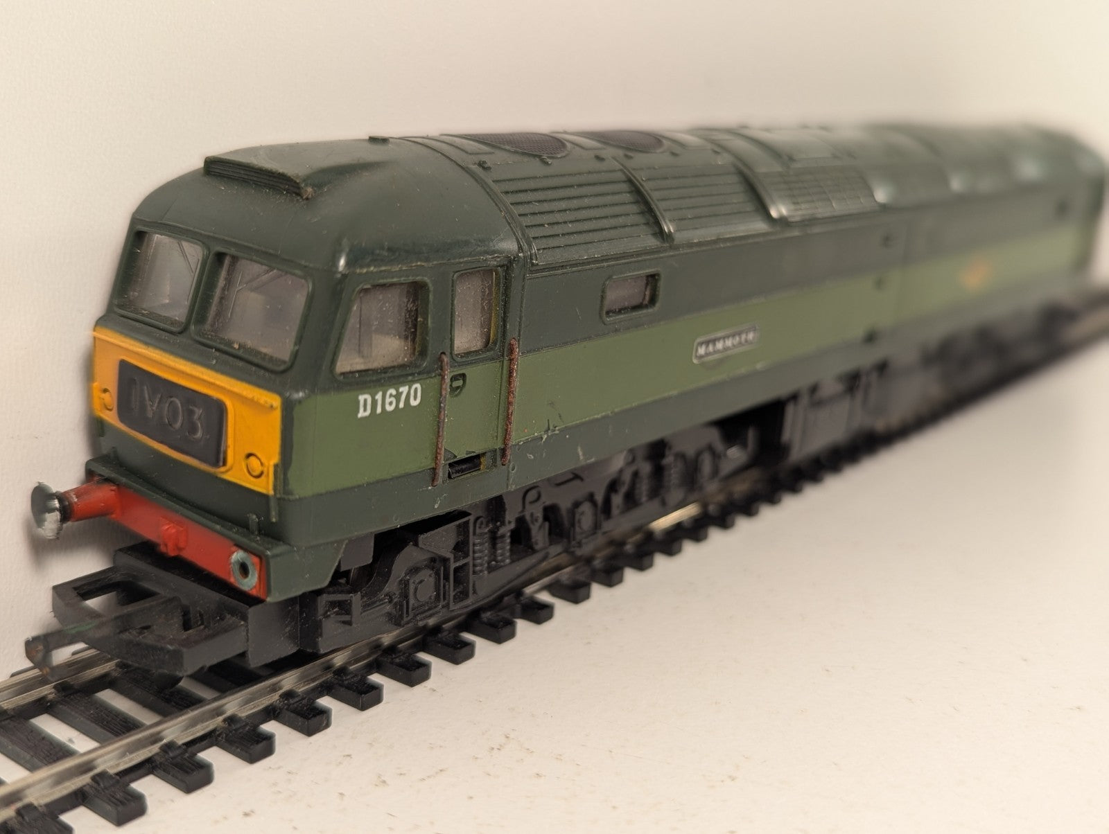 Hornby OO Gauge Class 47 'Mammoth' Diesel Locomotive D1670 BR Two-Tone