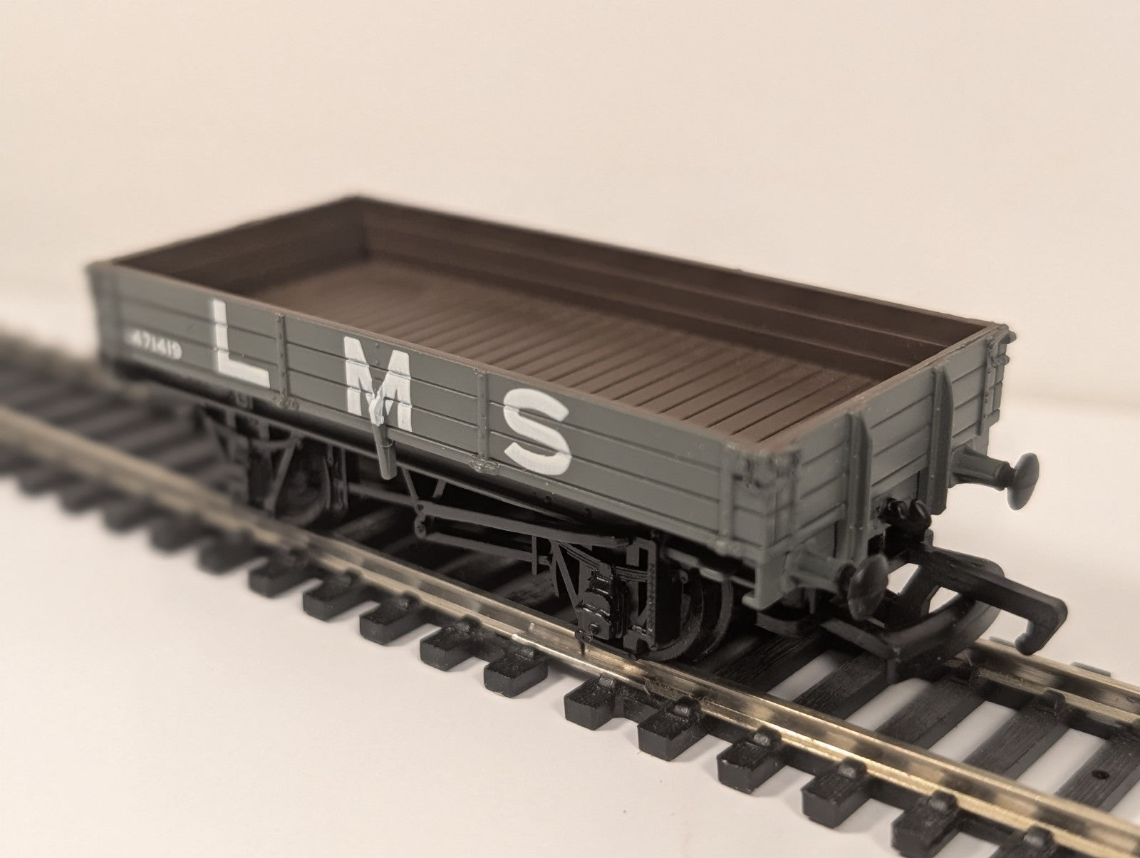 Mainline 37419 OO Gauge 3 Plank Wagon LMS Grey 471419