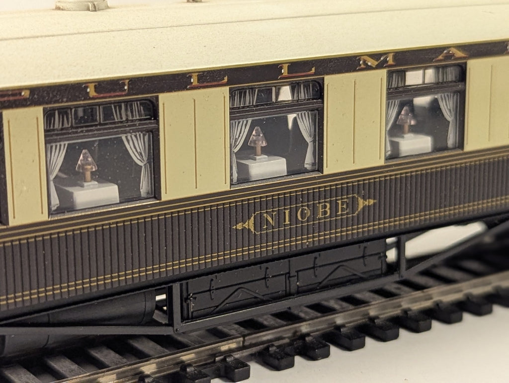 Hornby OO Gauge Pullman Parlour Car 'Niobe' Passenger Coach - Lights Up