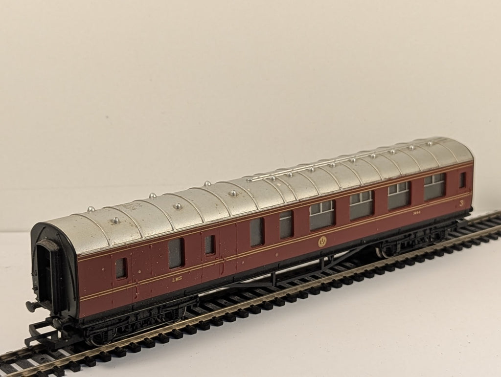 Hornby OO Gauge R423 LMS Brake 3rd Coach 5644