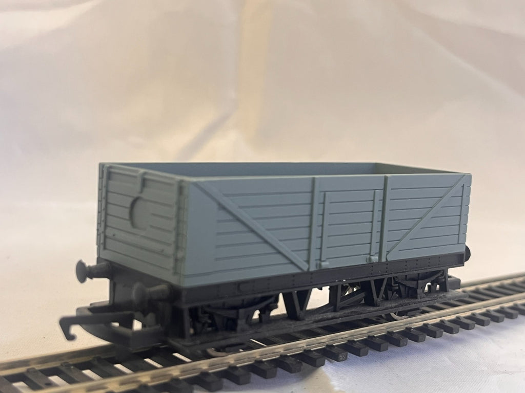 Hornby OO Gauge Freelance Long Wheelbase Wagon Grey