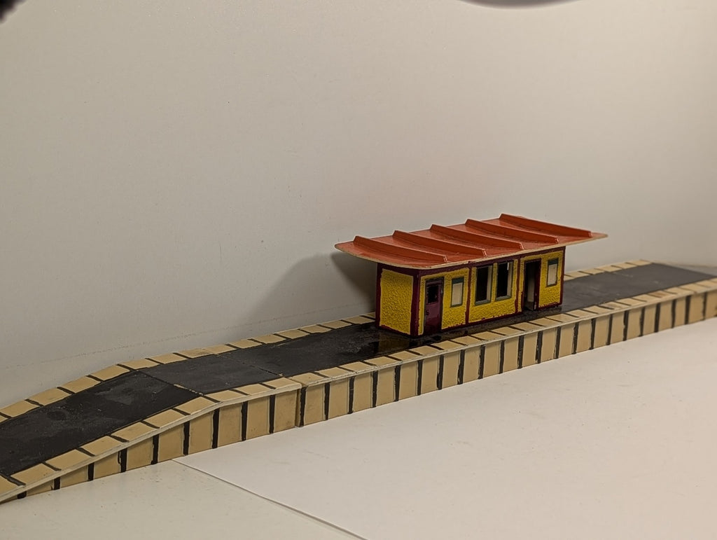 Hornby Dublo OO Gauge D1 Island Platform Station Platform Cream, Yellow and Red