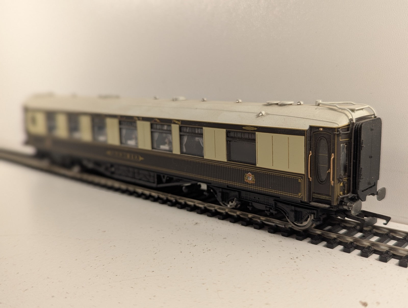 Hornby OO Gauge Pullman First Class Parlour Car 'Cynthia' Passenger Coach