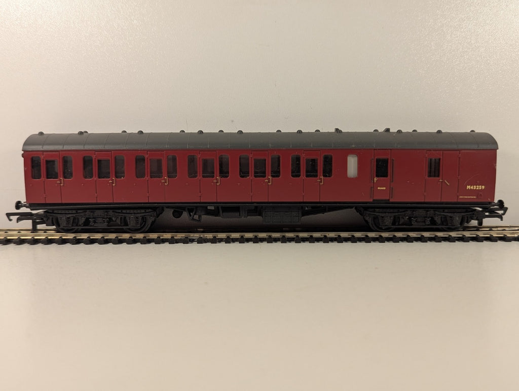 Bachmann OO Gauge 57ft BR Mk1 Suburban Brake Passenger Coach M43259