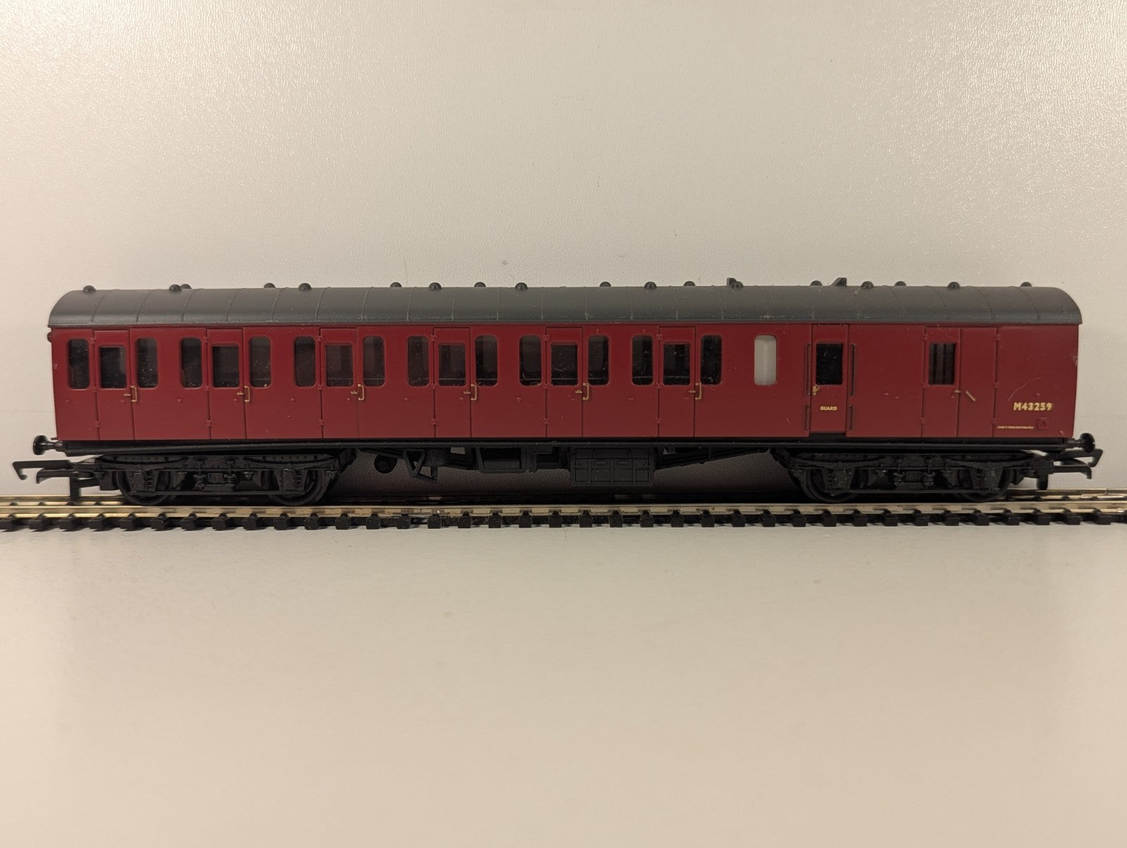 Bachmann OO Gauge 57ft BR Mk1 Suburban Brake Passenger Coach M43259