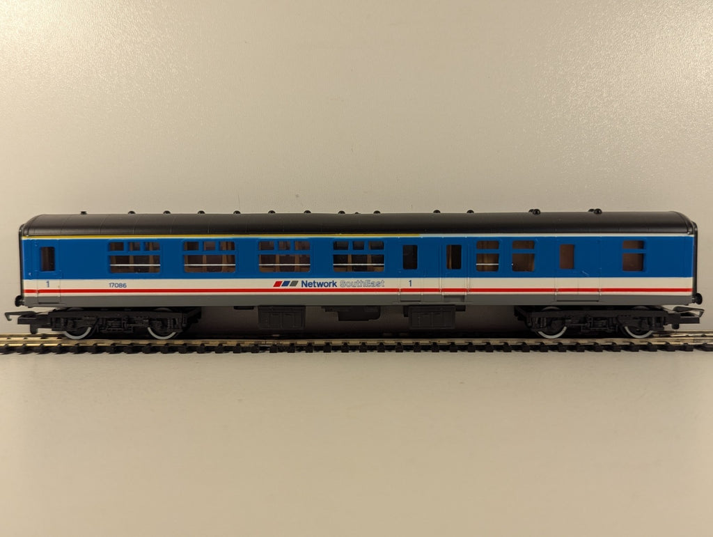 Hornby OO Gauge BR Mk.2 Brake Coach Passenger Coach 17086 Network South East