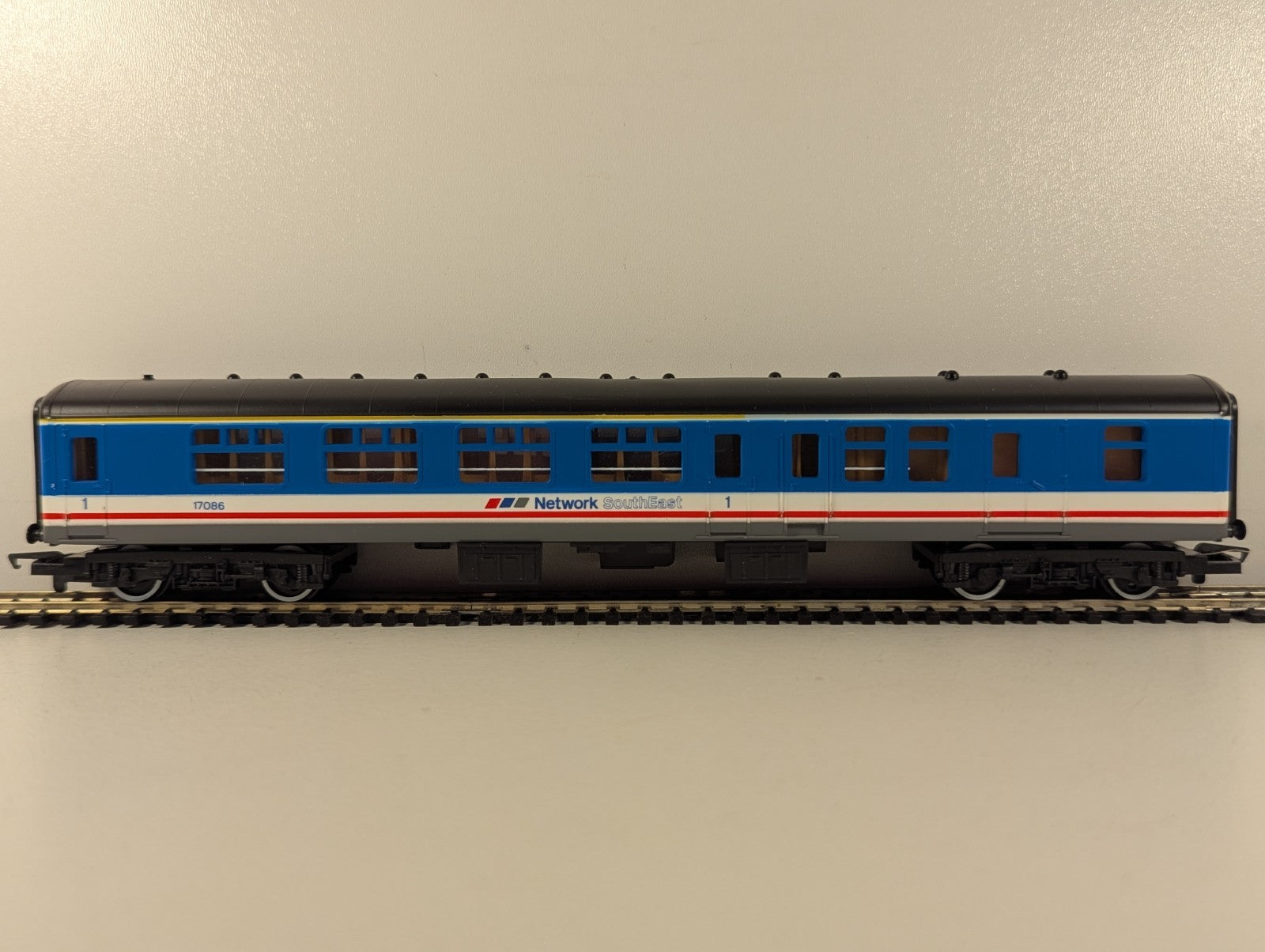 Hornby OO Gauge BR Mk.2 Brake Coach Passenger Coach 17086 Network South East