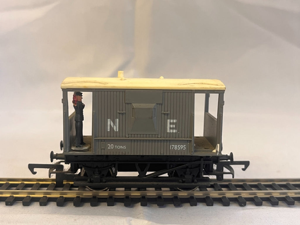 Hornby R215 OO Gauge N.E. Short Brake Van with Figure Boxed