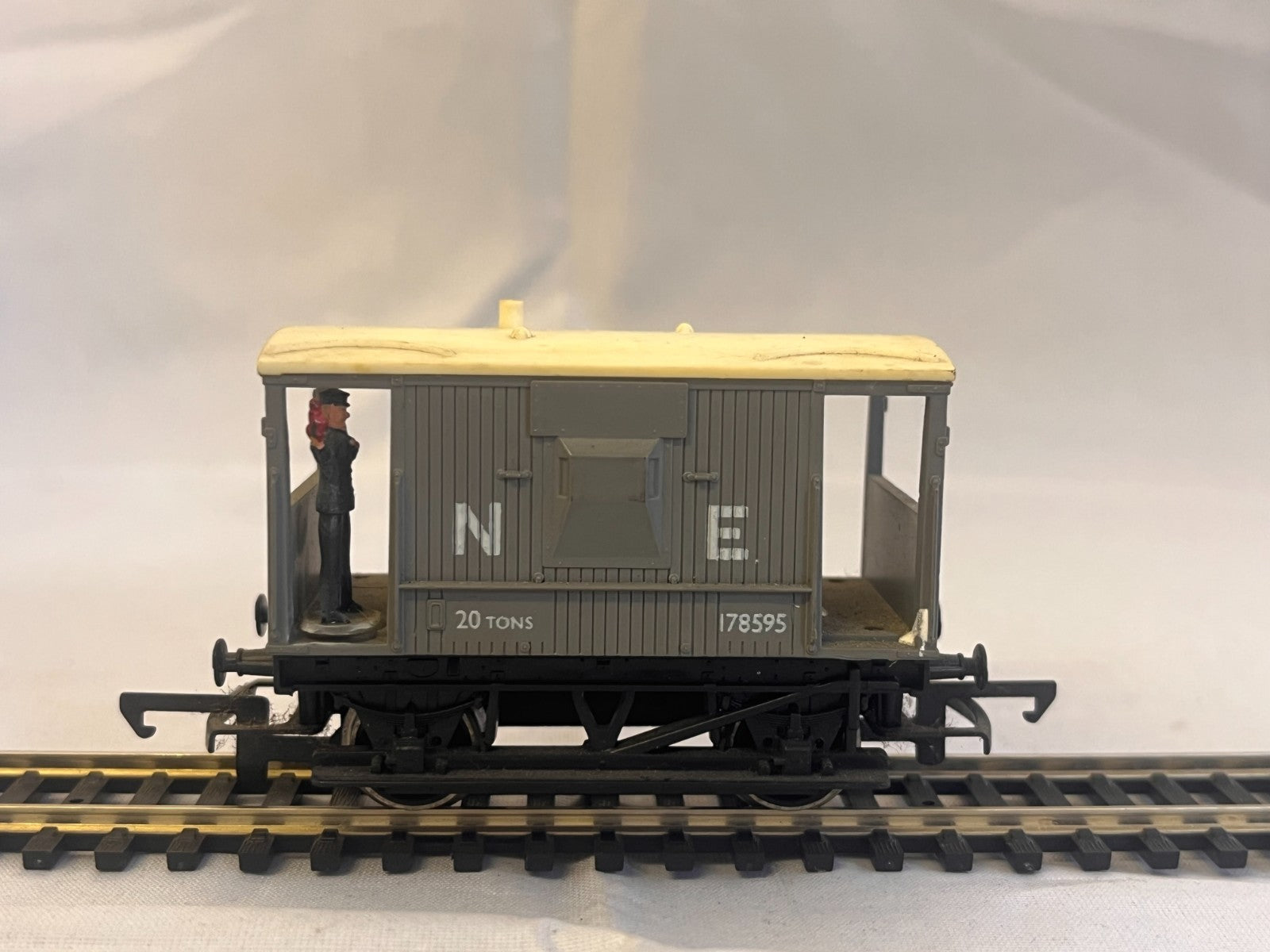 Hornby R215 OO Gauge N.E. Short Brake Van with Figure Boxed