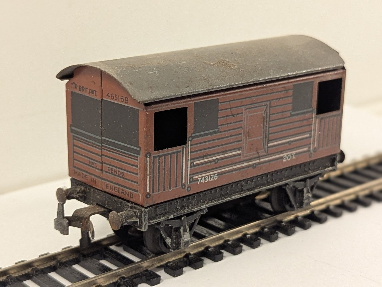 Trix Twin Railway 20 Ton Goods Brake Van OO Gauge - Damaged Roof