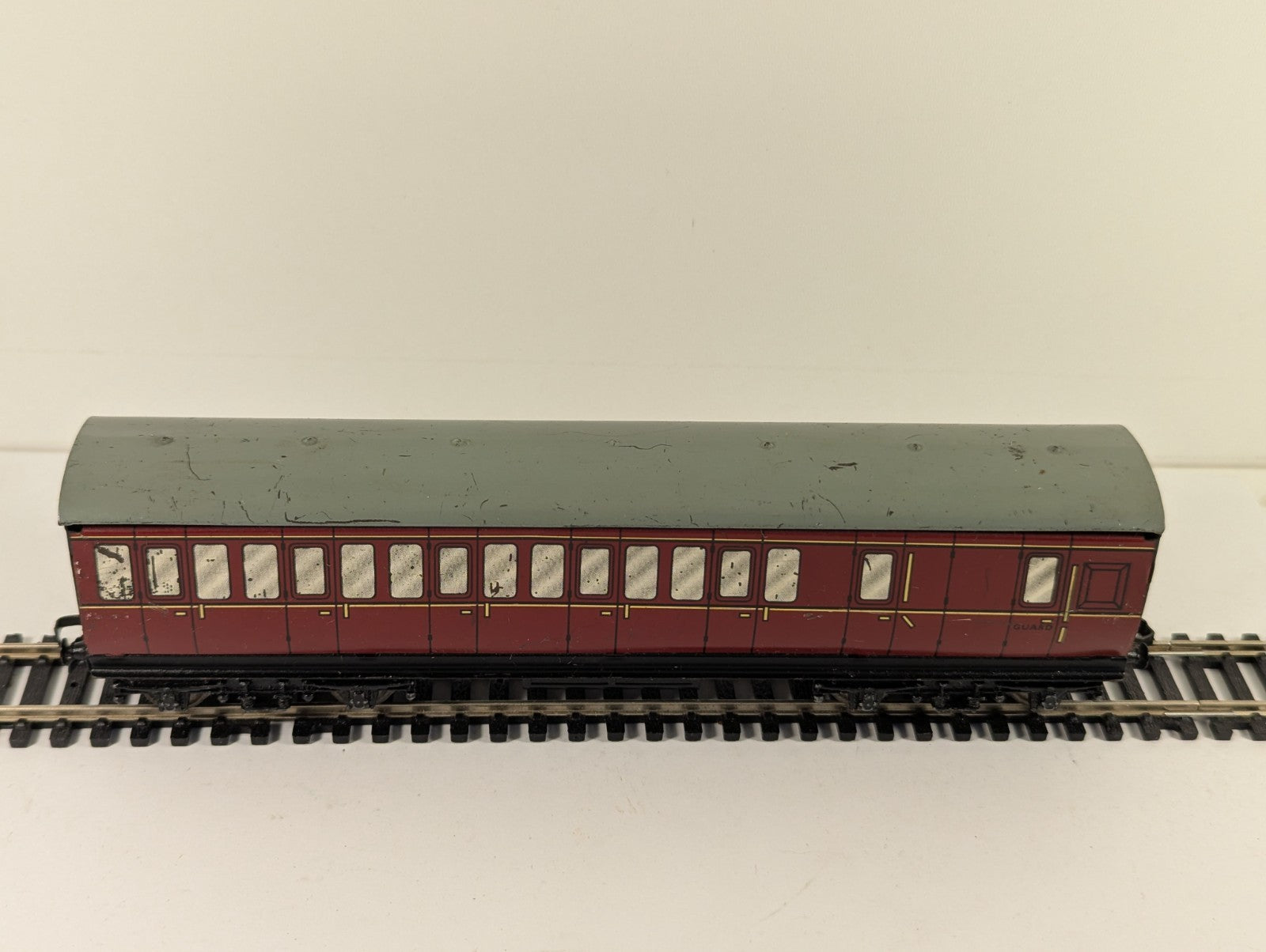 Hornby Dublo OO Gauge BR Maroon Suburban Brake Coach