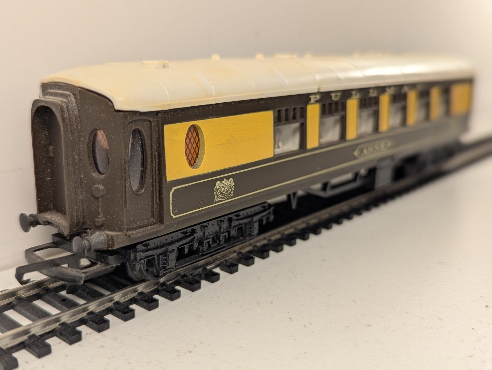 Tri-ang R228 OO Gauge 9-Inch Pullman 1st Class Parlour Coach "Anne"