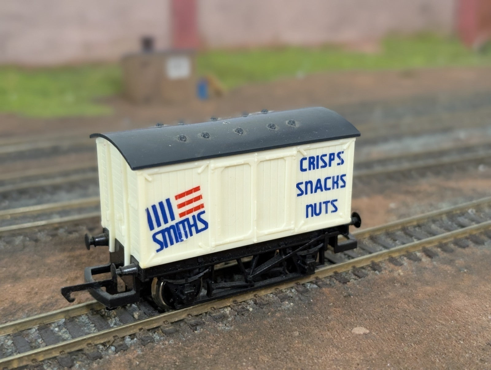 Hornby R135 R.135 Smiths Snacks Closed Van  OO Gauge