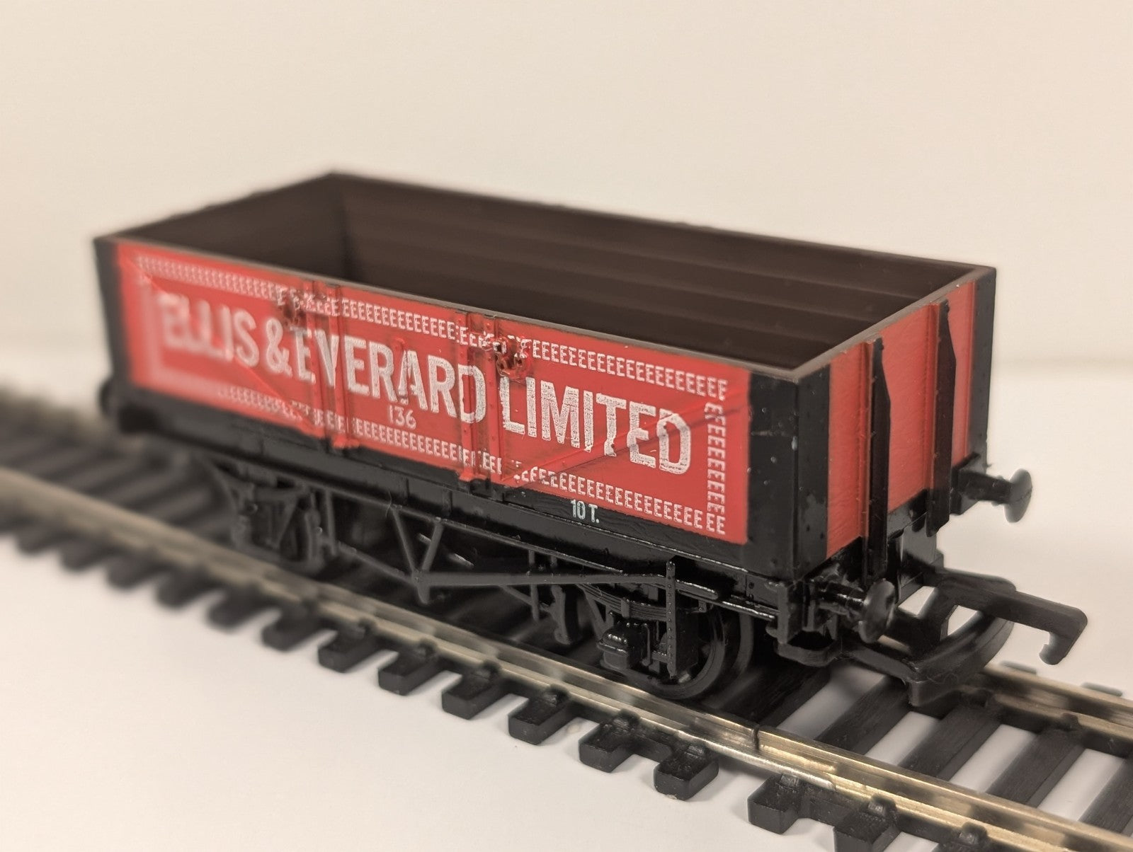 Mainline 37131 OO Gauge 5 Plank Wagon Ellis & Everard Ltd