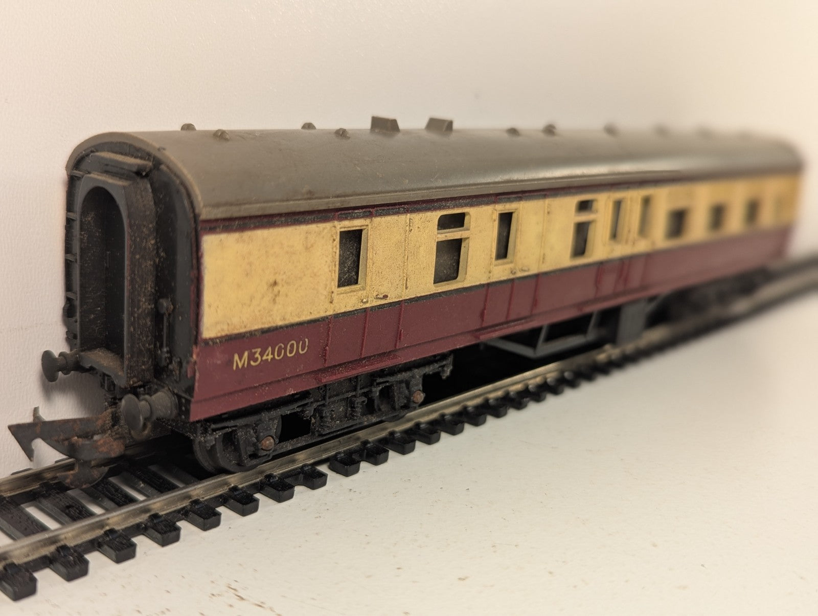 Tri-ang R28 OO Gauge Brake Third Coach