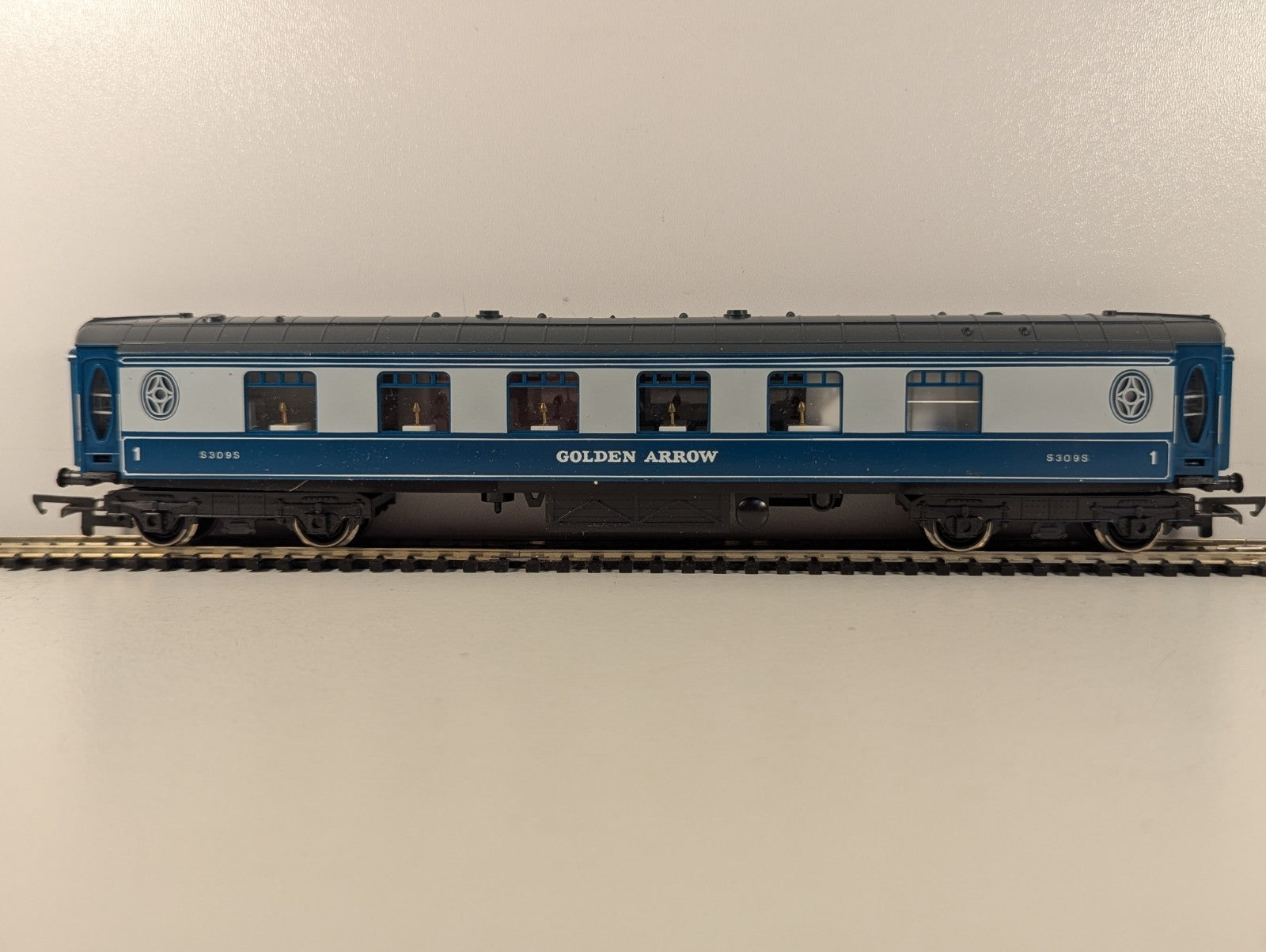 Hornby OO Gauge Pullman Golden Arrow Passenger Coach S309S