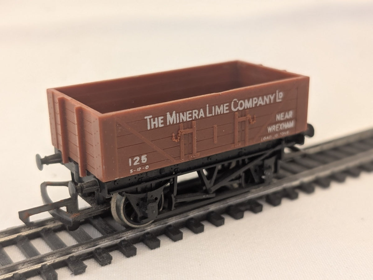 Hornby R211 OO Gauge 10 Ton Mineral Lime Wagon