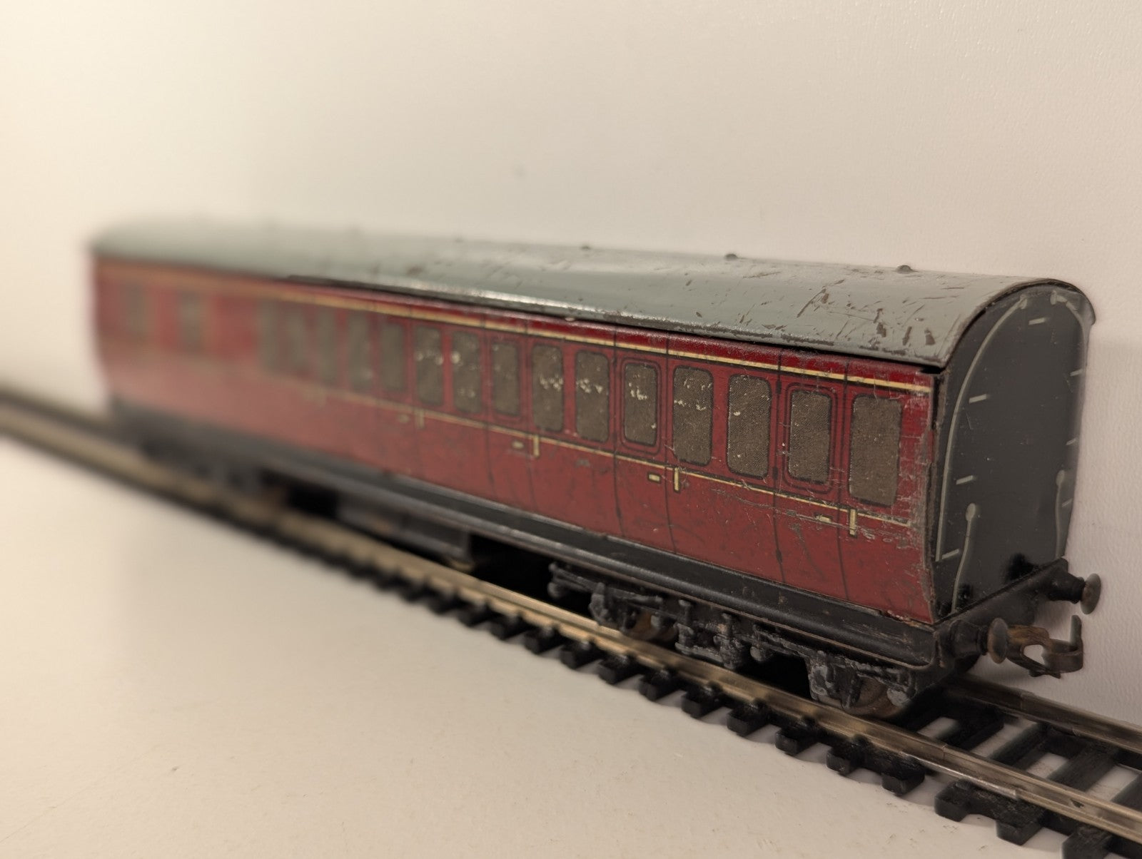 Hornby Dublo BR Maroon Suburban Tinplate Coach OO Gauge - Chipped Paint