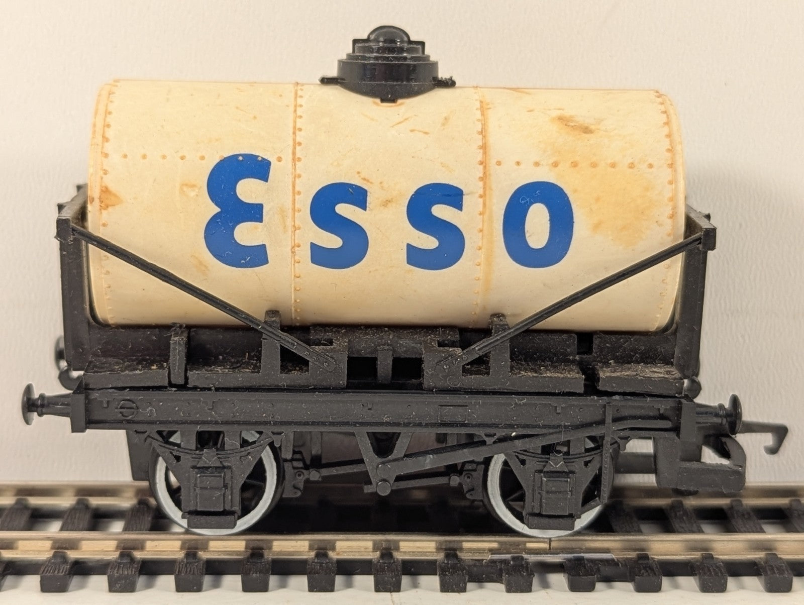 Hornby R713 OO Gauge White Esso Tanker Missing Coupler