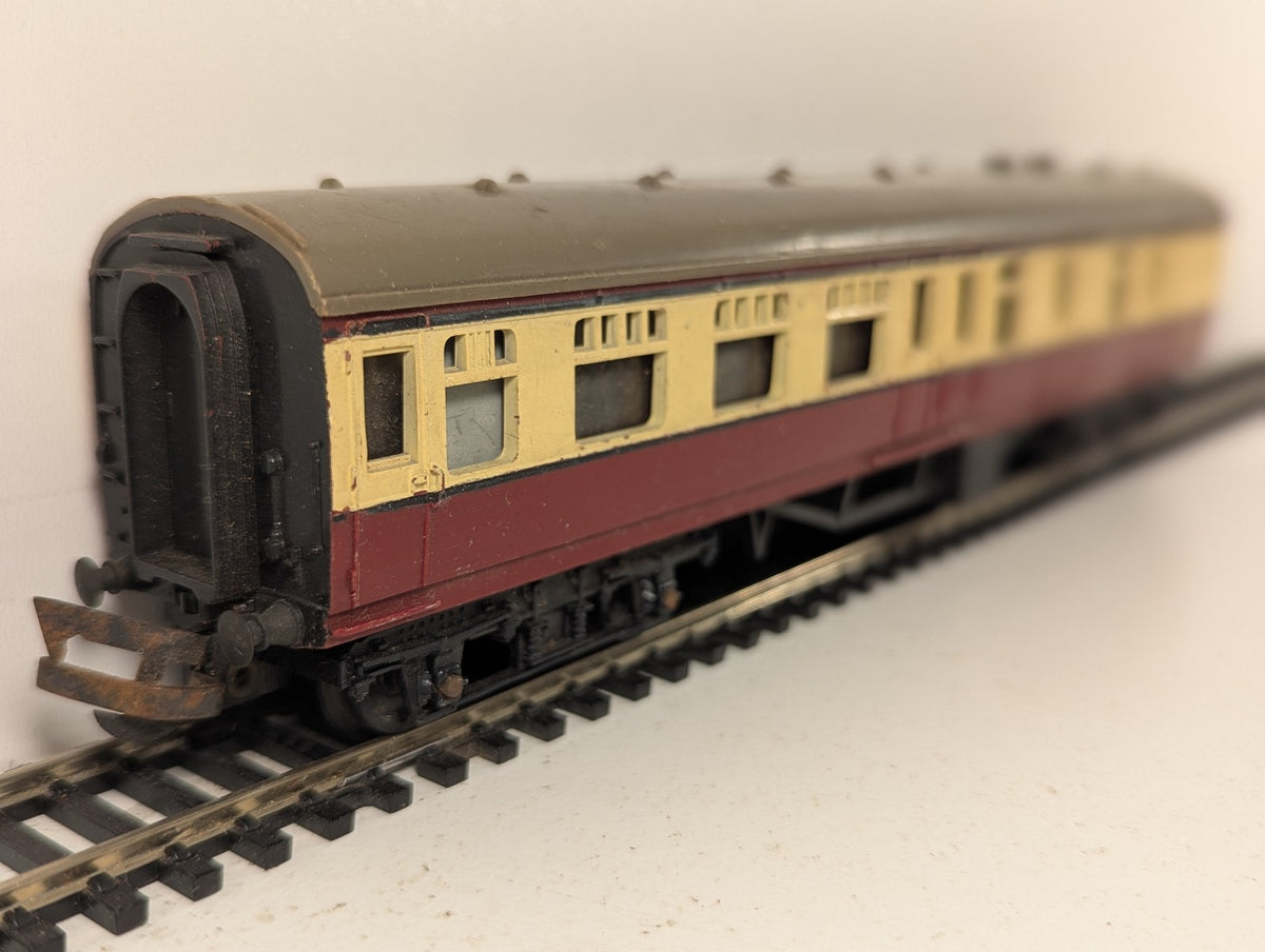 Tri-ang OO Gauge BR Crimson and Cream Coach Passenger Coach M34000