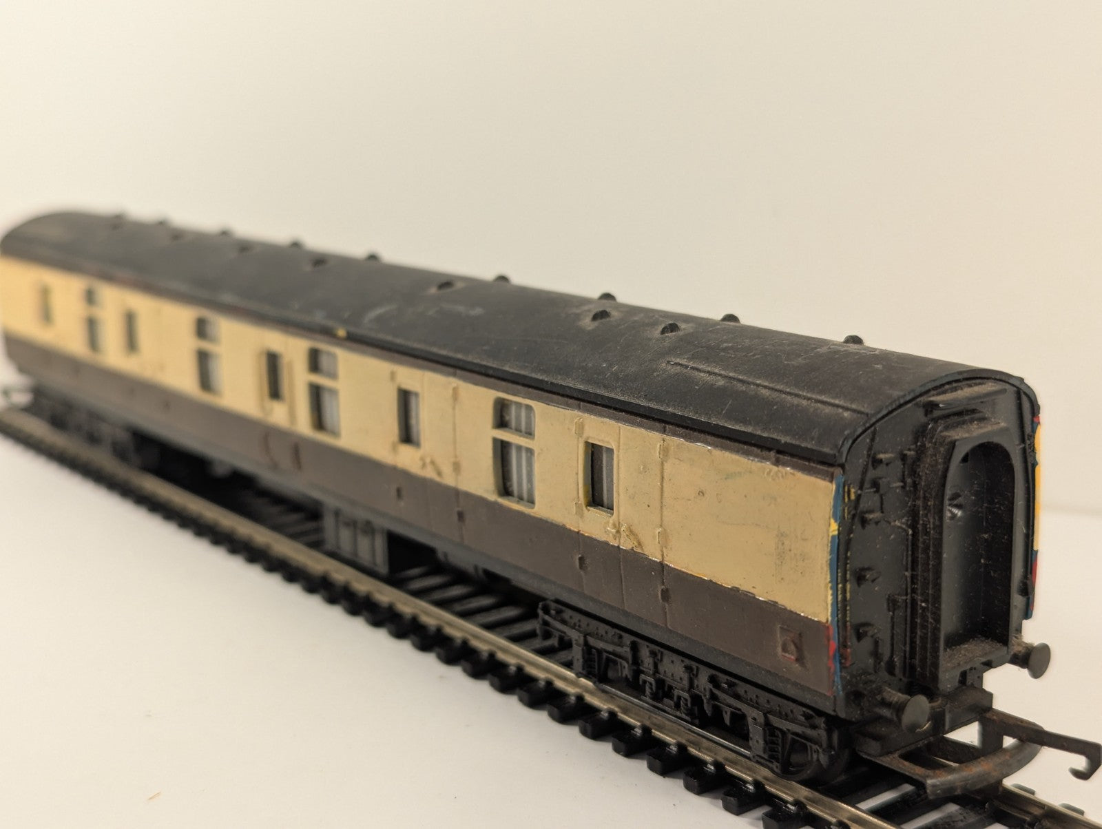 Lima OO Gauge BR Mk1 Full Brake Coach Chocolate & Cream