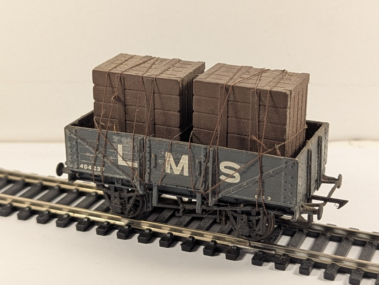 Kit Built OO Gauge LMS 5-Plank Open Wagon with Crate Load Goods Wagon