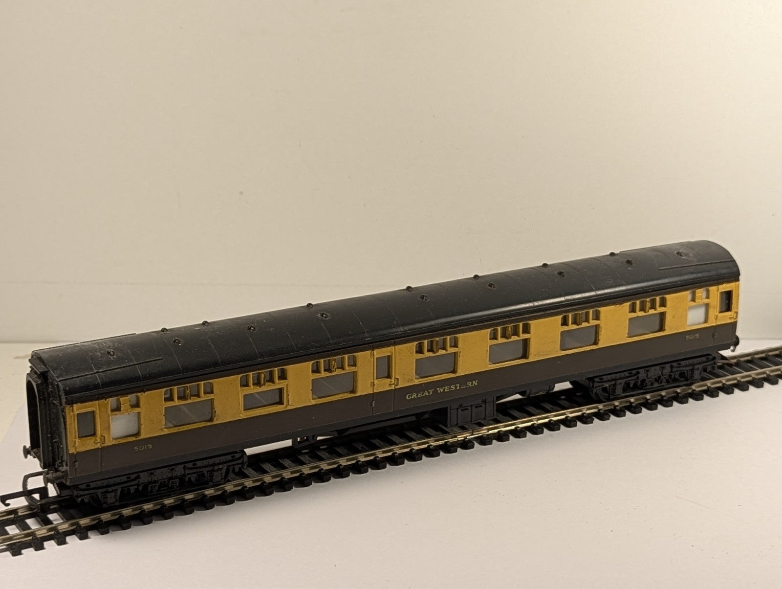 Tri-ang OO Gauge GWR Passenger Coach 5015 GWR Chocolate and Cream