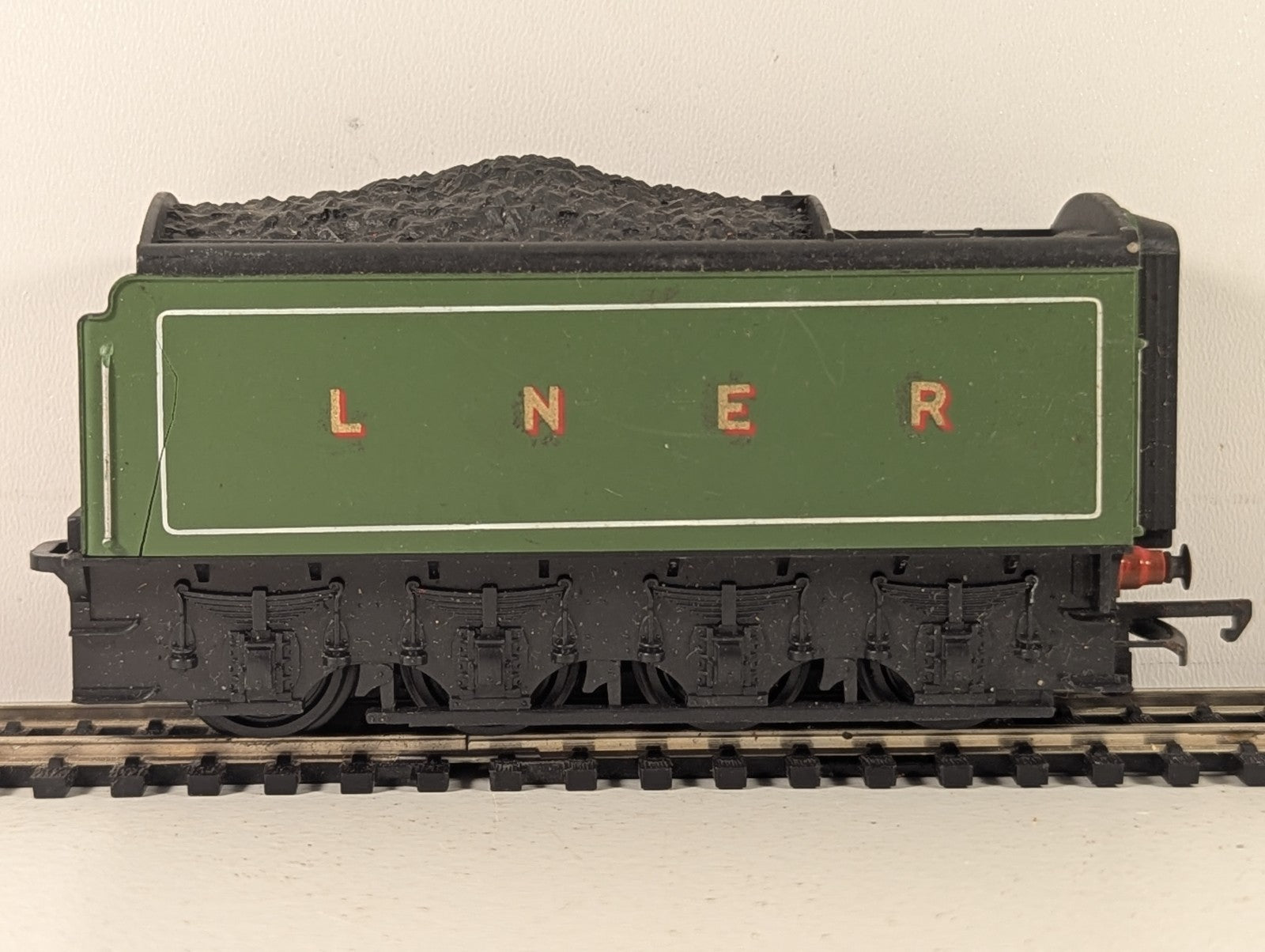 Tri-ang Hornby OO Gauge LNER Corridor Tender LNER Apple Green