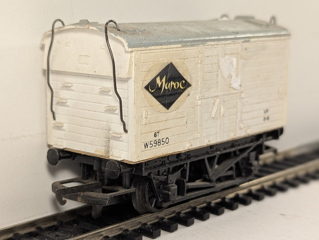 Hornby OO Gauge Banana Van Goods Wagon W59850 BR White (Customised)