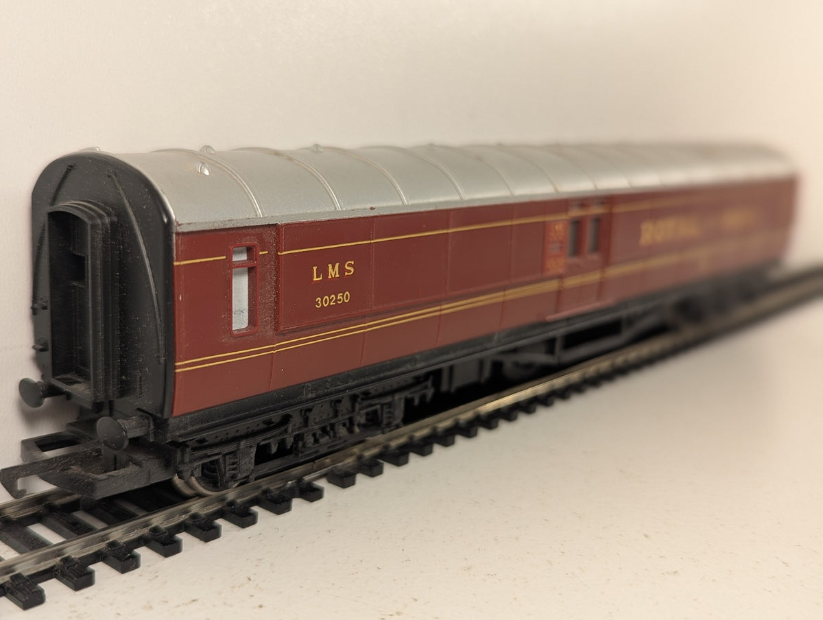 Hornby OO Gauge Operating LMS Mail Coach Passenger Coach 30250 LMS Maroon R.413